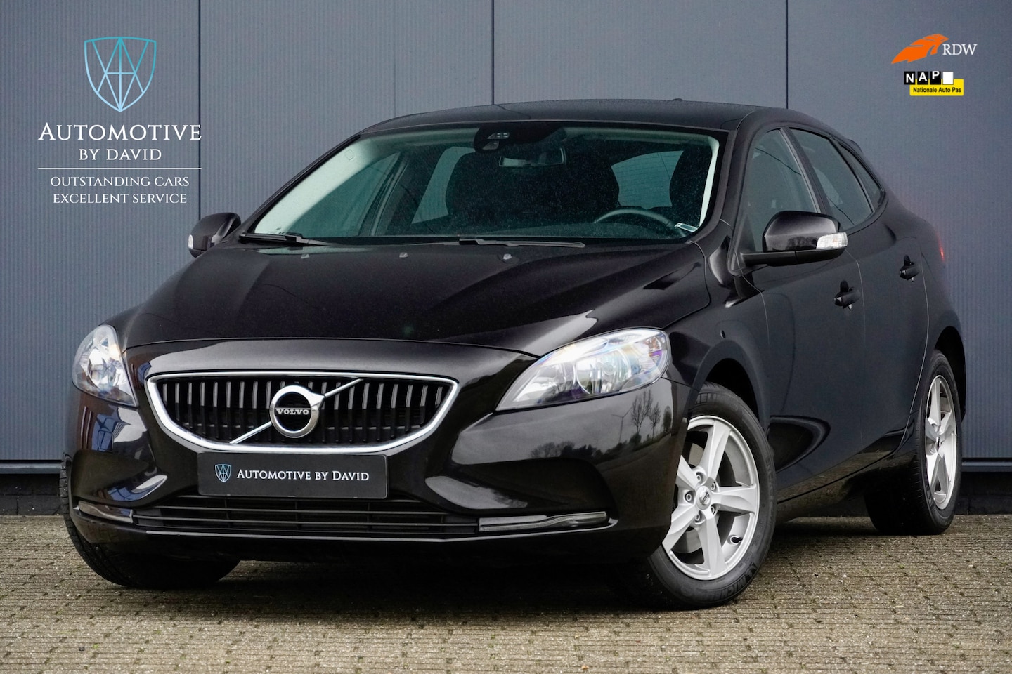 Volvo V40 - 2.0 T3 153 pk NORDIC BUSINESS / PANORAMADAK / 1e EIGENAAR / NL-AUTO / BTW-AUTO / NAVIGATIE - AutoWereld.nl