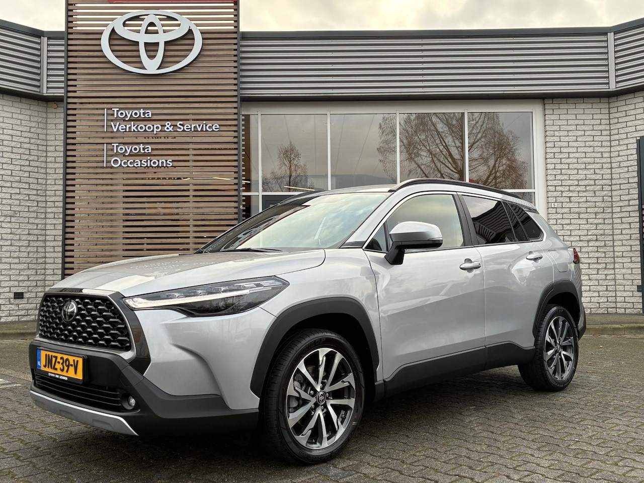 Toyota Corolla Cross - HYBRID 140 DYNAMIC LED 18'' LM-VELGEN EL-ACHTERKLEP NAVI APPLE/ANDROID KEYLESS - AutoWereld.nl