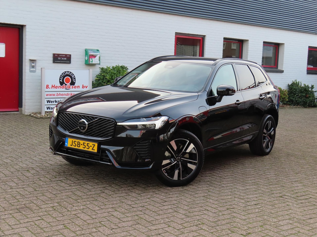 Volvo XC60 - T6 Plug-In Hybrid 350pk Aut AWD Plus Dark/ Facelift model/ Trekhaak/ Harman Kardon sound/ - AutoWereld.nl