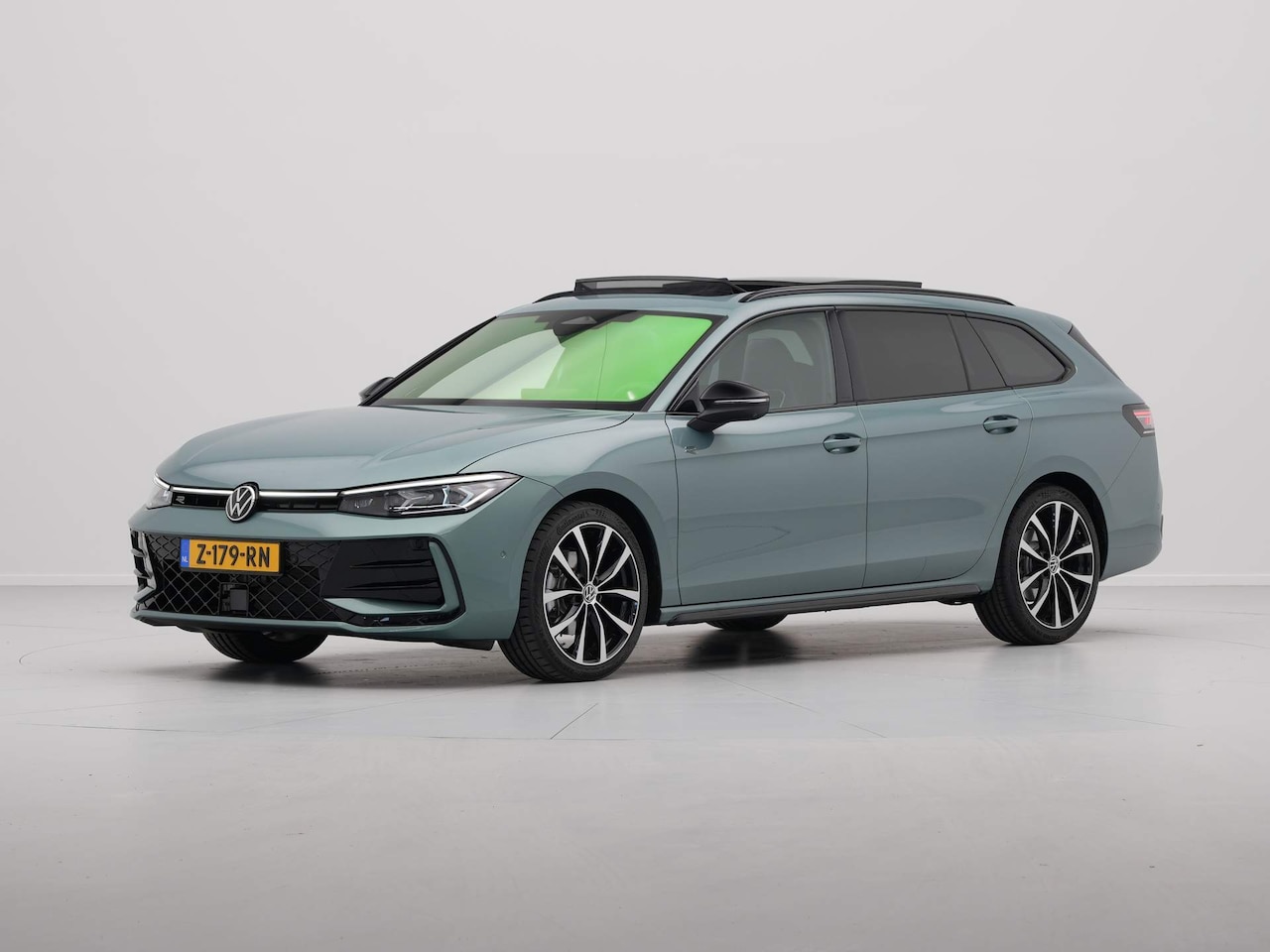 Volkswagen Passat Variant - 1.5 eTSI R-Line Business Panorama Camera DAB Stoelverwarming ErgoActive , - AutoWereld.nl