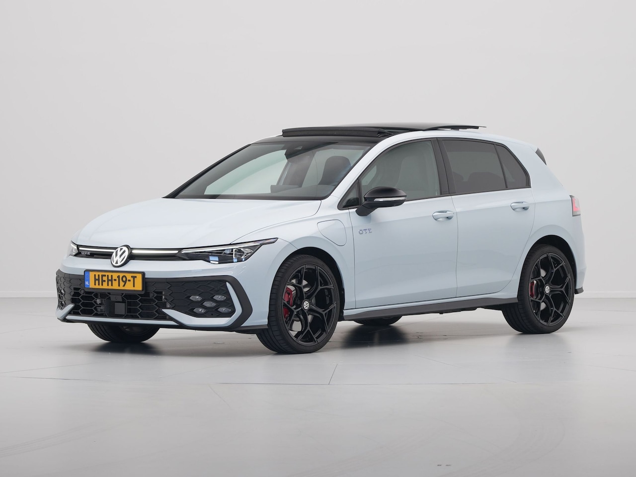 Volkswagen Golf - 1.5 eHybrid GTE Pano, Black Style, 19'' LMV, Travel & Side Assist, 360 camera , - AutoWereld.nl