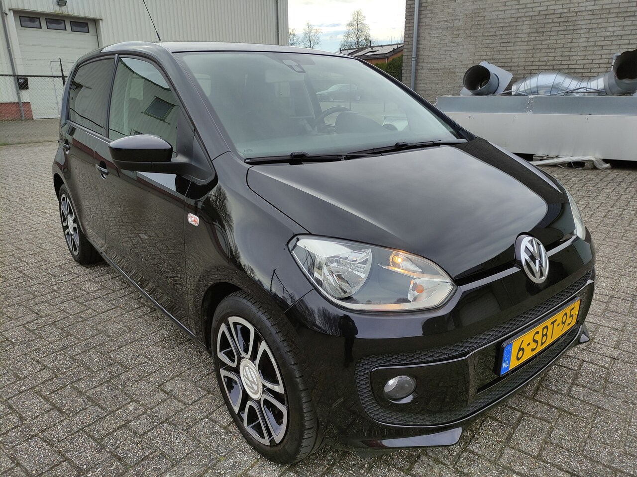 VOLKSWAGEN UP