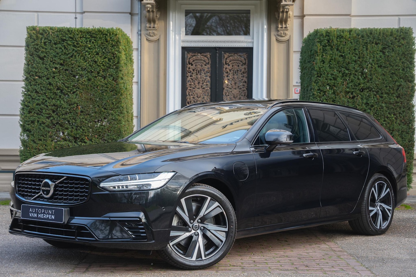 Volvo V90 - 2.0 T8 Plug-in hybrid AWD Ultimate Dark 455 PK TREKHAAK | PANO | MASSAGE | 360 CAM | STOEL - AutoWereld.nl