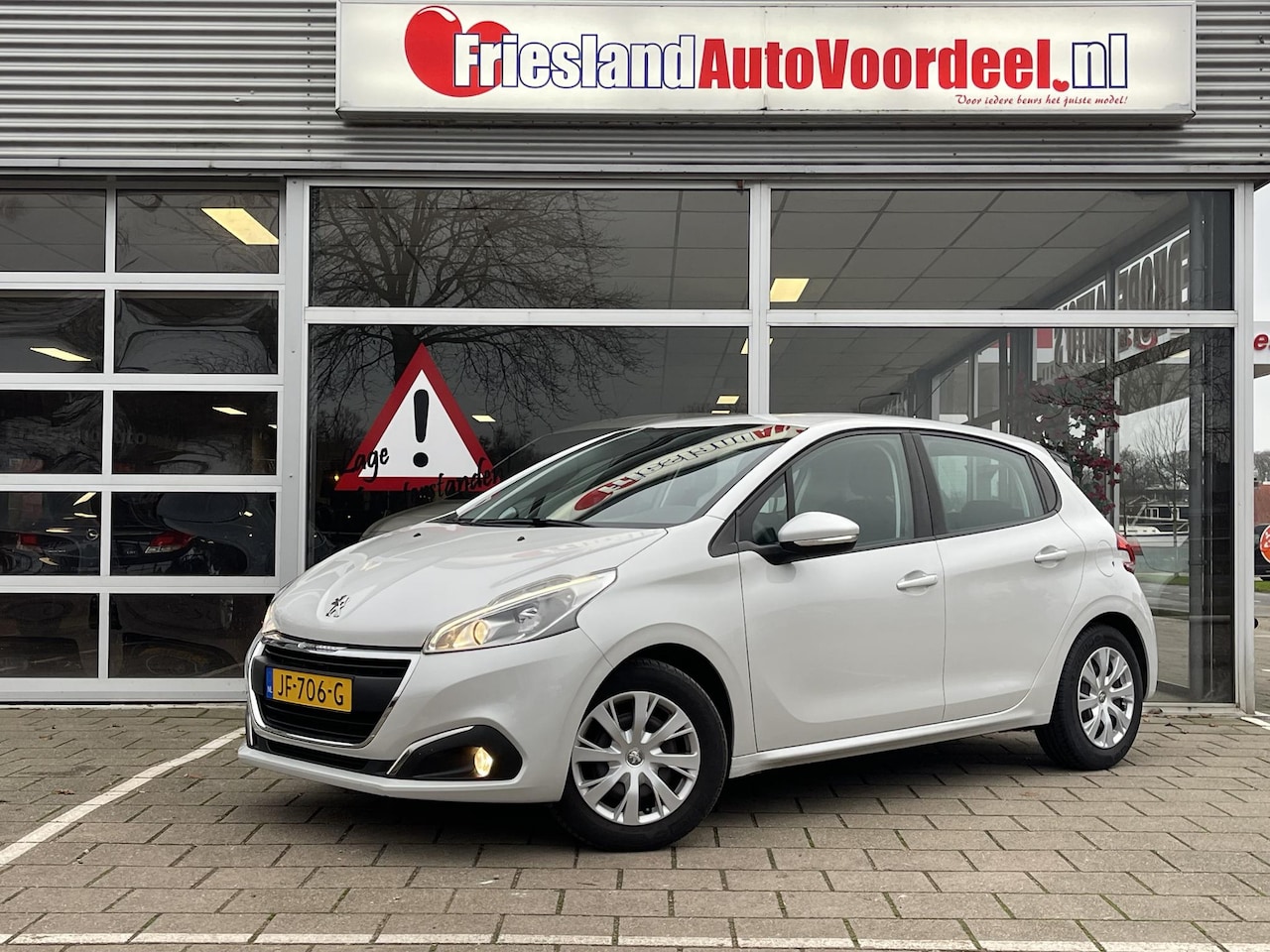Peugeot 208 - 1.2 PureTech Blue Lion /Cruise/Airco/Parkeer sens./Navi/2016/ - AutoWereld.nl