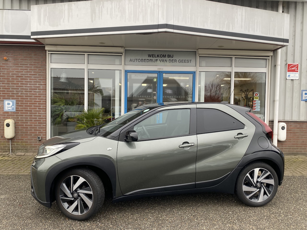 Toyota Aygo X - 1.0 VVT-i S-CVT Envy Apple Carplay/Android Auto Trekhaak - AutoWereld.nl