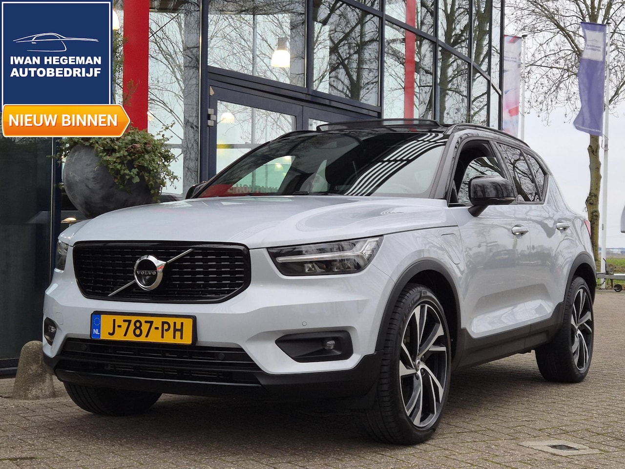 Volvo XC40 - 1.5 T5 Recharge R-Design | Panoramadak | Wegkl. Trekhaak | Navigatie | LM Velgen | ECC | P - AutoWereld.nl