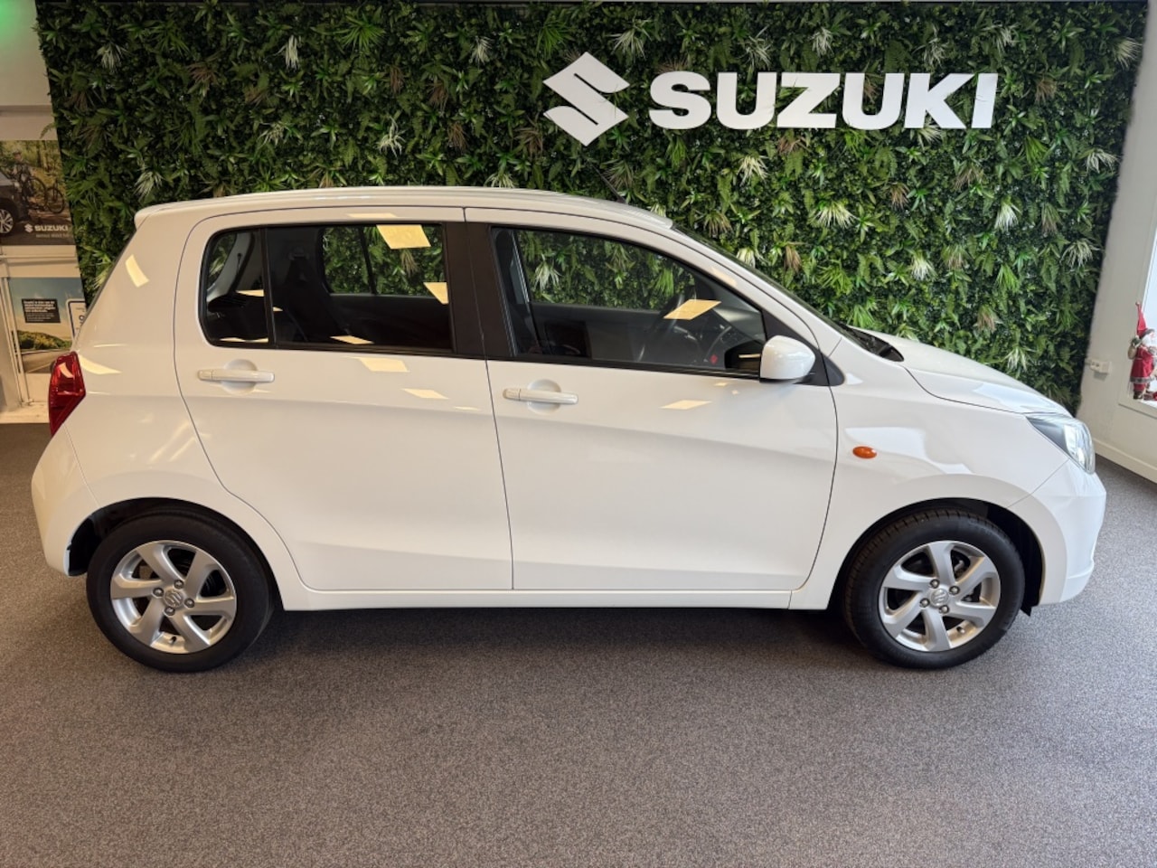 Suzuki Celerio - Airconditioning 5-deurs 1.0 Exclusive Sportvelgen Handsfree bellen 5-Persoons - AutoWereld.nl