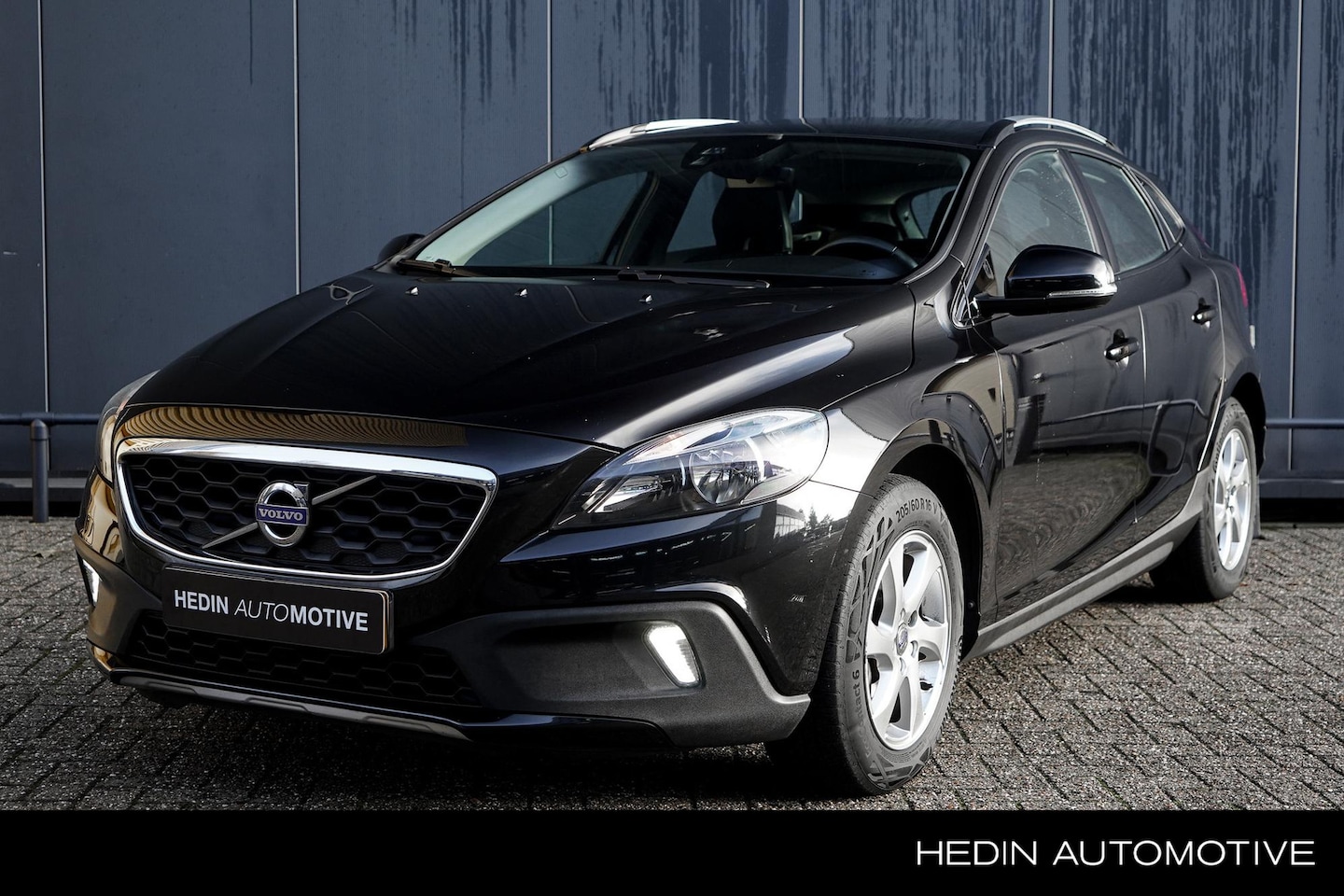 Volvo V40 Cross Country - 2.0 T3 Momentum | Parkeercamera | Cruise control | Trekhaak Afl. - AutoWereld.nl