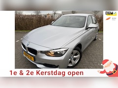 BMW 3-serie - 320i Edition Business*NEW APK*CRUISE*NAVI*PARK SENSOREN*VELGEN*ELKT-RAAM*C-D AFSTAND