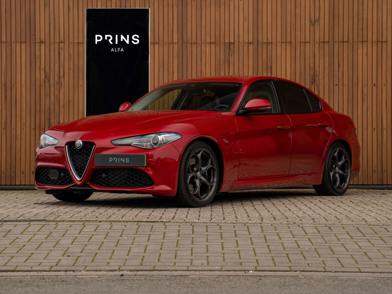 Alfa Romeo Giulia - 2.0T Q2 | Race-mode | Rosso Competizione | Veloce stoelen | Harman/Kardon | Orig. NL - AutoWereld.nl