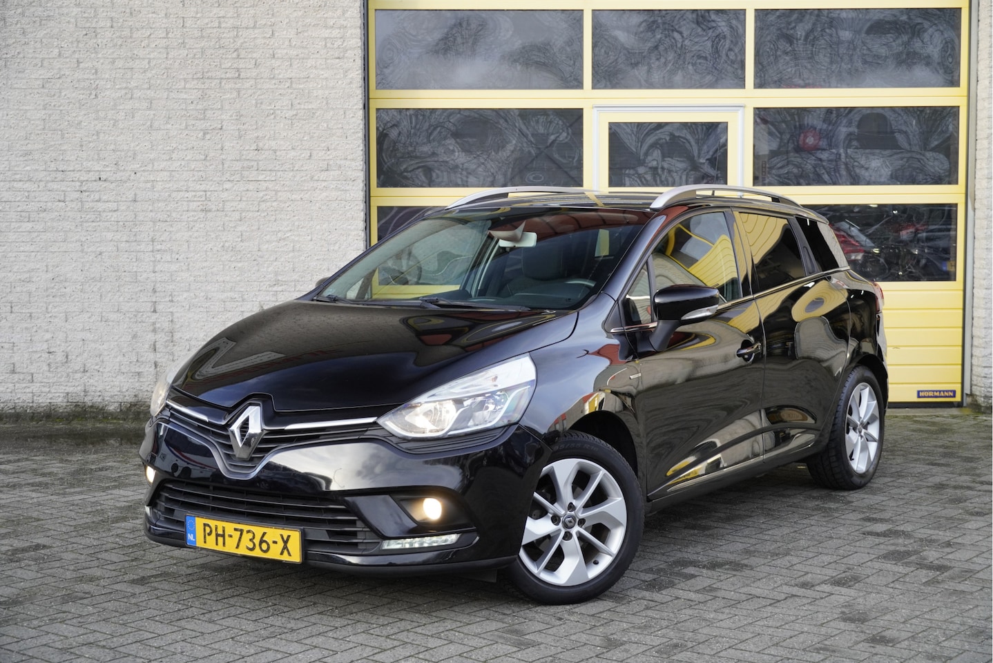 Renault Clio Estate - 1.5 dCi Ecoleader Limited BJ2017 Lmv 16" | Led | Pdc | Navi | Trekhaak | Climate control | - AutoWereld.nl