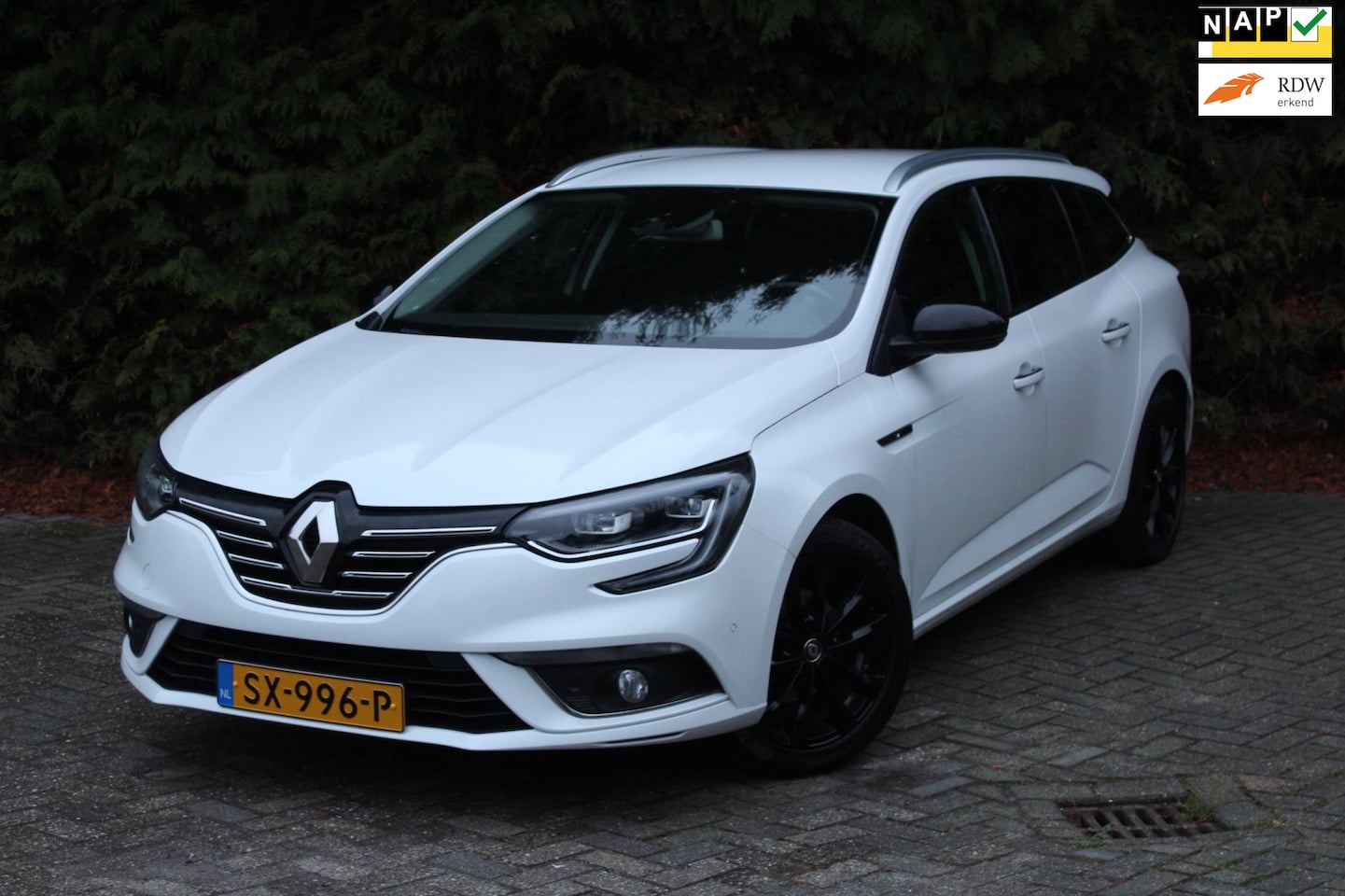 Renault Mégane Estate - 1.5 dCi GT-Line 110PK Automaat | Lederen bekleding | Parkeercamera | Stoel/stuurverwarming - AutoWereld.nl