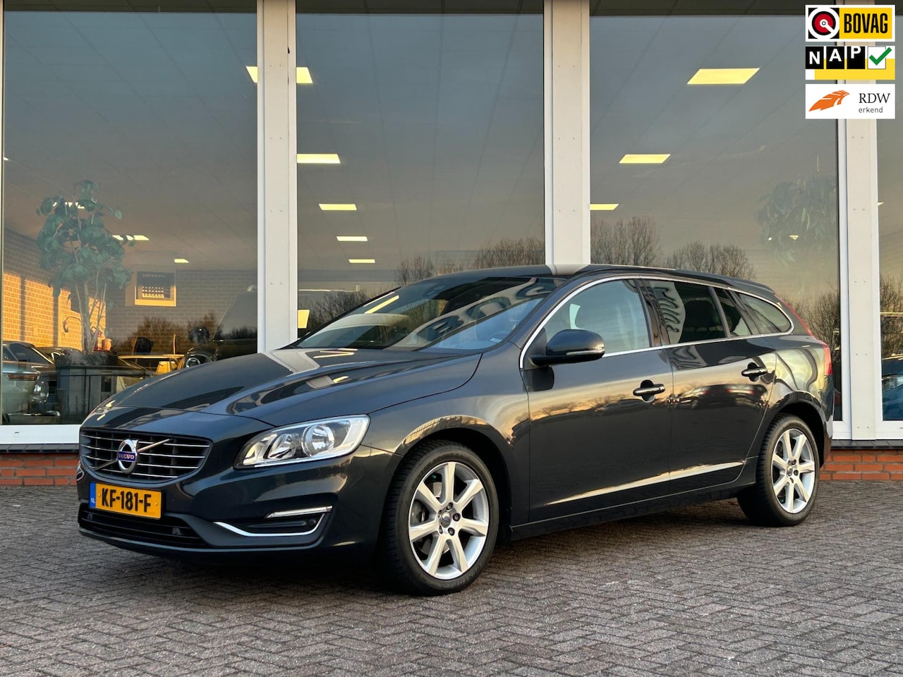 Volvo V60 - 1.5 T3 AUT. - Summum - Origineel NL - NAP - 56041 KM - AutoWereld.nl