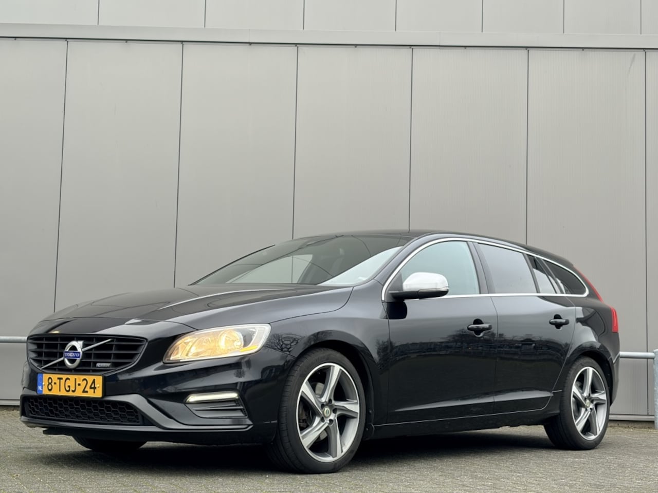 Volvo V60 - 2.0 D4 R-Design - airco - nap - cruise - navi - trekhaak - - AutoWereld.nl