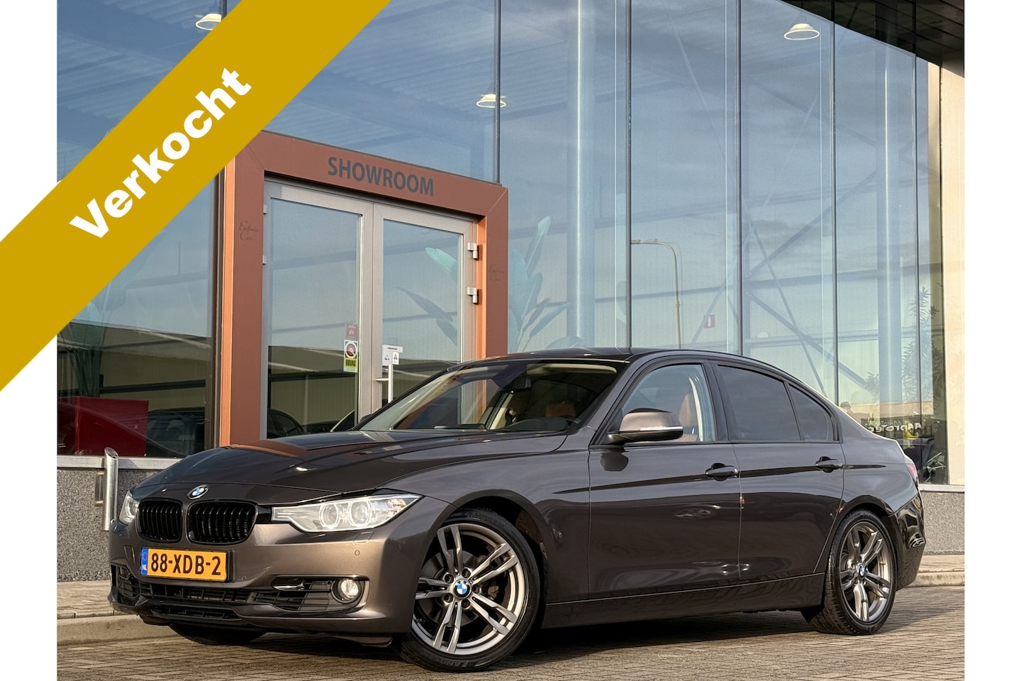 BMW 3-serie - 320i High Executive | Harman/Kardon | Leder | V + A Parkeersensoren | Schakelflippers | - AutoWereld.nl
