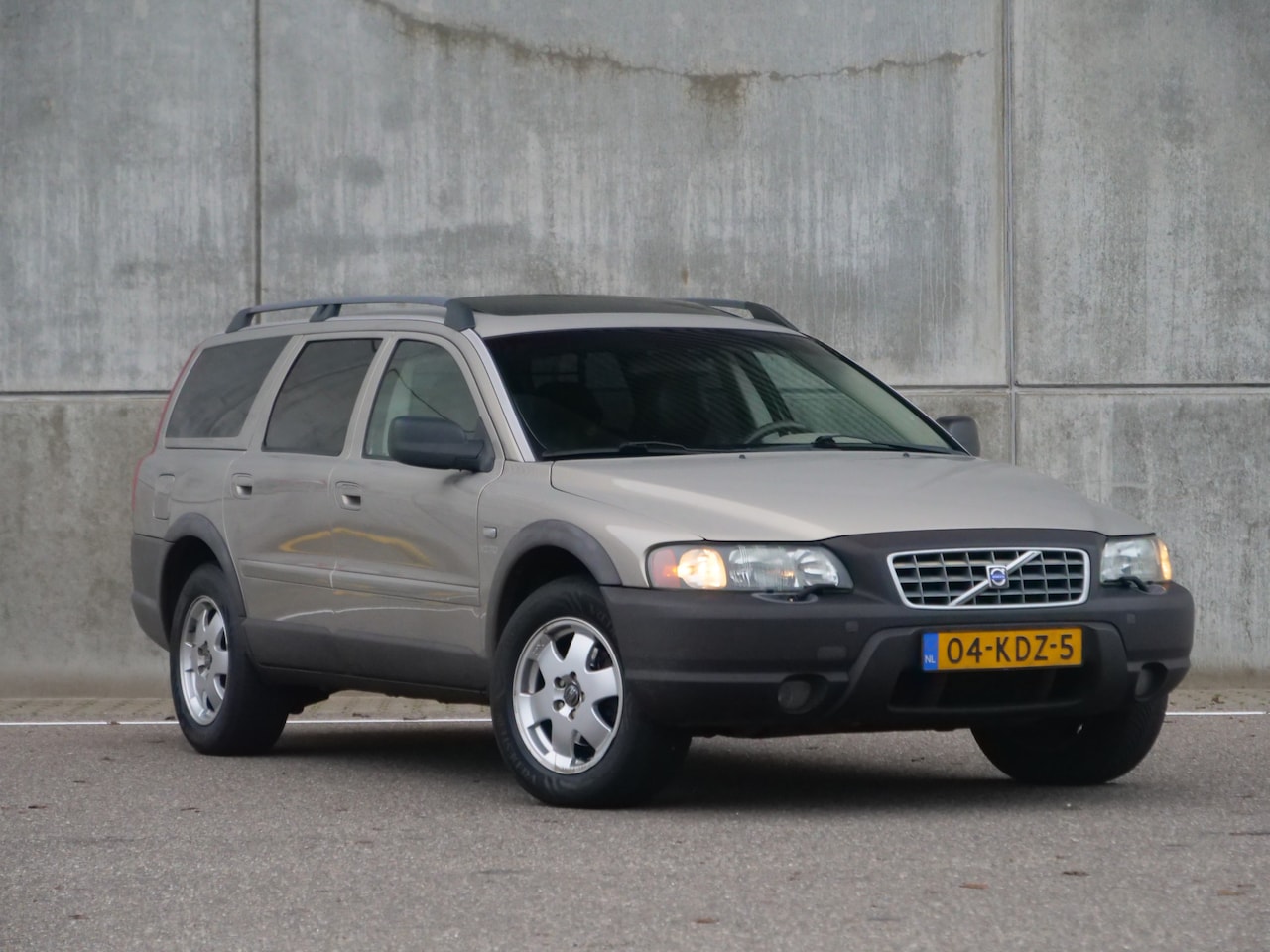 Volvo XC70 - 2.5 T Kinetic | AWD | schuifdak.. - AutoWereld.nl