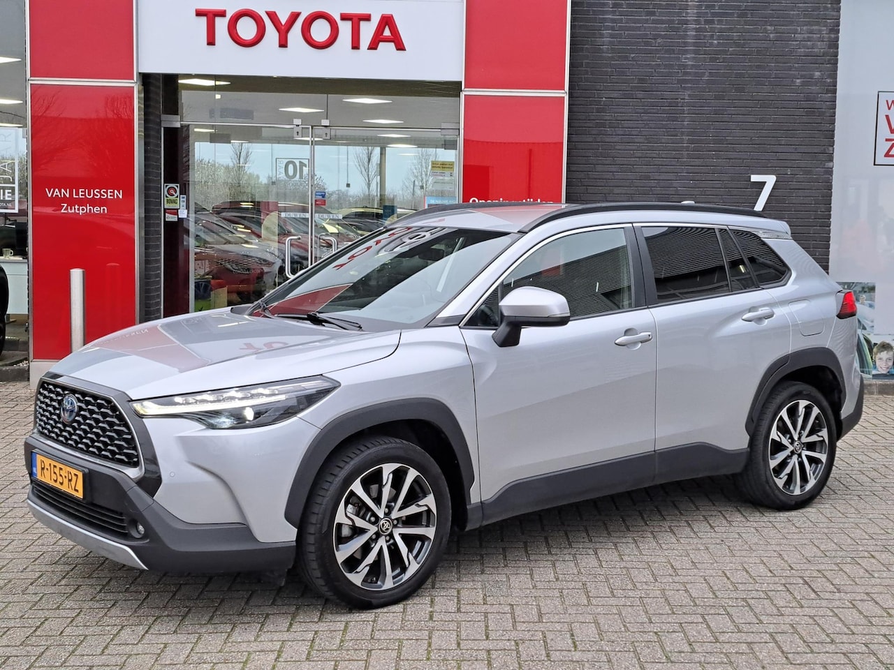 Toyota Corolla Cross - 2.0 High Power Hybrid First Edition STOELVERWARMING VOORSTOELEN PDC VOOR EN ACHTER ELEK. A - AutoWereld.nl