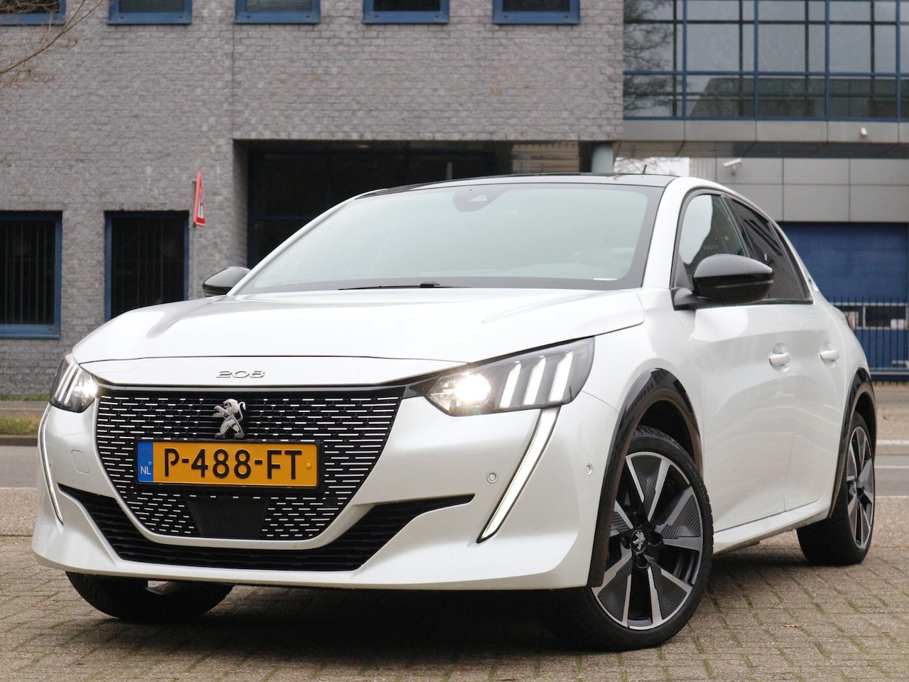 Peugeot e-208 - EV GT Pack 50 kWh / Trekhaak / Pano / Stoelverwarming / Leder-Alcantara - AutoWereld.nl