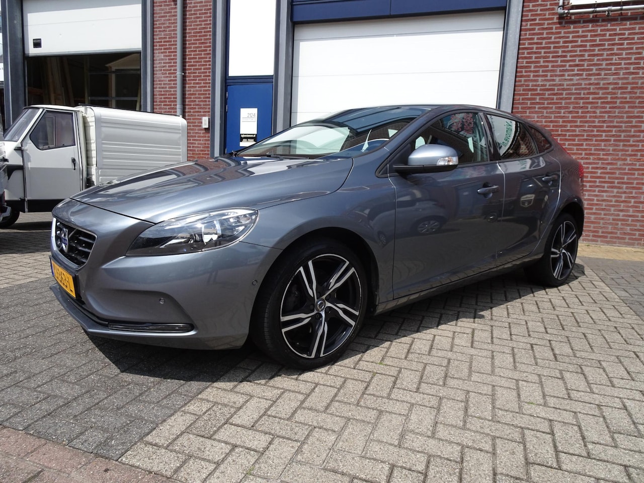 Volvo V40 - 2.0 T2 R-Design Trekhaak l Stoelverwarming l NAV - AutoWereld.nl