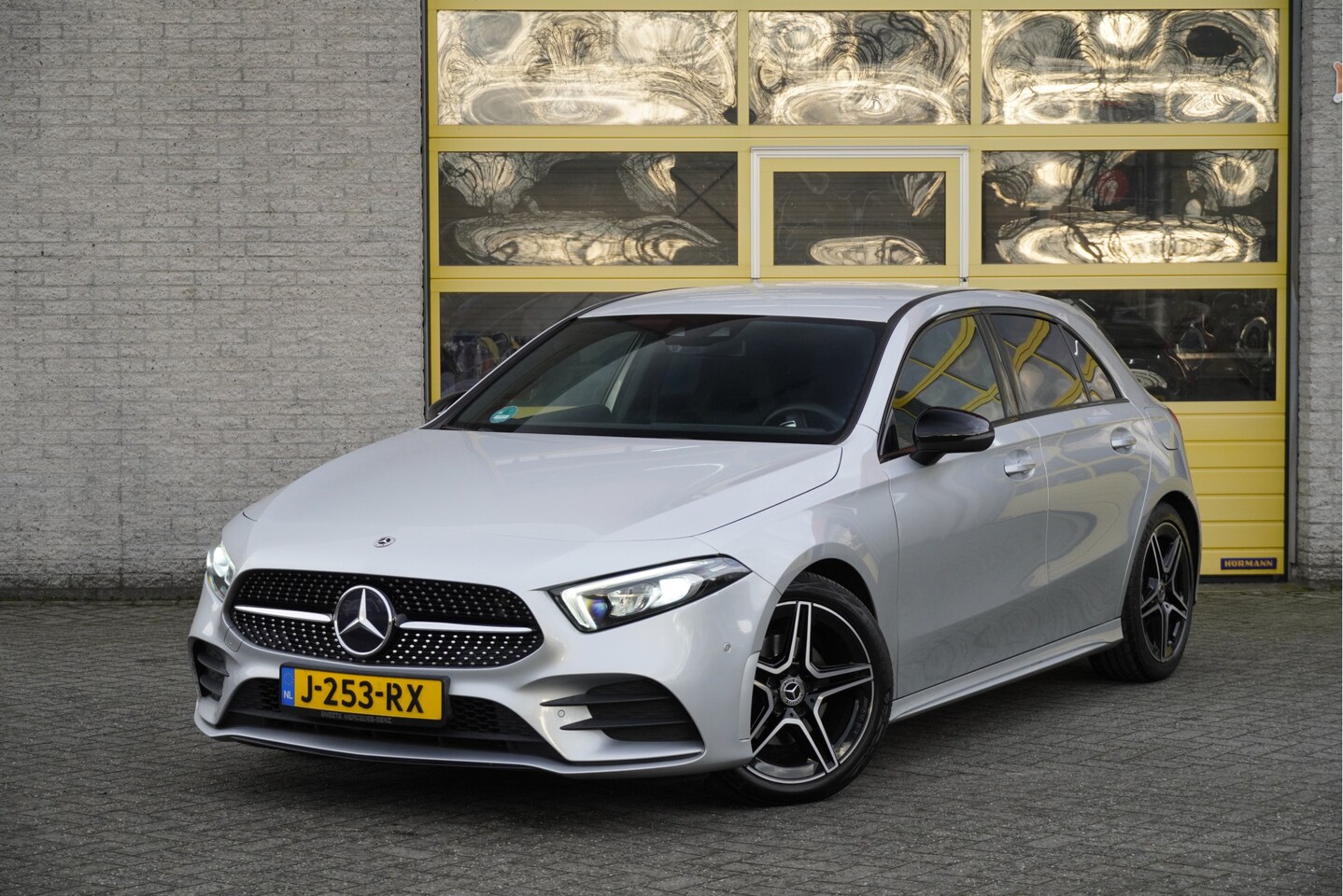 Mercedes-Benz A-klasse - 180 Automaat! AMG BJ2020 Lmv 18" | Led V+A | Pdc | Navi | Achteruitrijcamera | Dashboard v - AutoWereld.nl