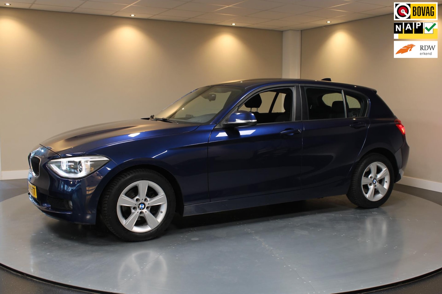 BMW 1-serie - 116i Executive *Automaat* All-seasons|Cruise|Climate|Navi|PDC|NAP - AutoWereld.nl