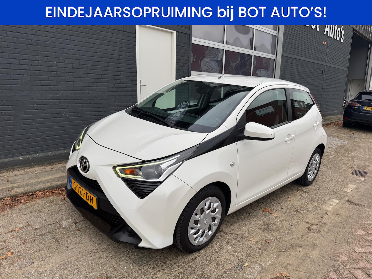 Toyota Aygo - 1.0 VVT-i x-play AUTOMAAT / ACHTERUITRIJCAMERA / AIRCO - AutoWereld.nl