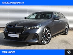 BMW 5-serie - 530e M Sport Automaat / Panoramadak / Trekhaak / Bowers & Wilkins / Adaptieve LED / Parkin
