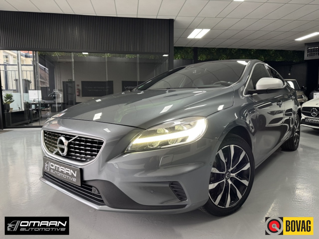 Volvo V40 - 1.5 T3 Polar+ R-Design Aut. Pano Camera - AutoWereld.nl