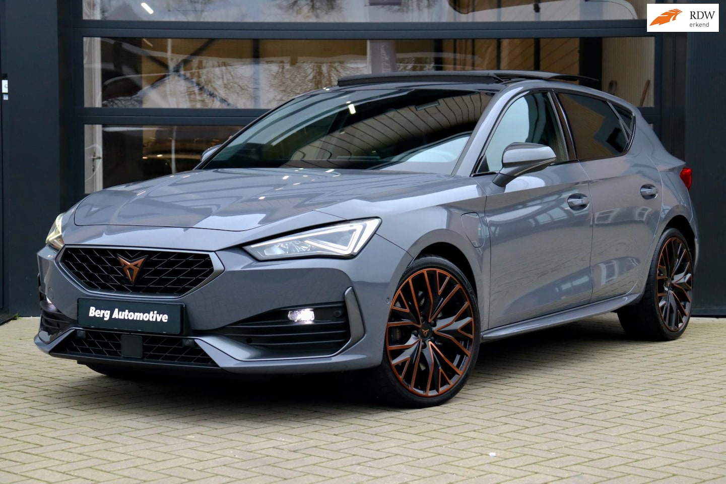 CUPRA Leon - 1.4 e-Hybrid VZ 245 Performance | Panorama | Navigatie | 19" LM | Dealer Onderhouden | 1e - AutoWereld.nl
