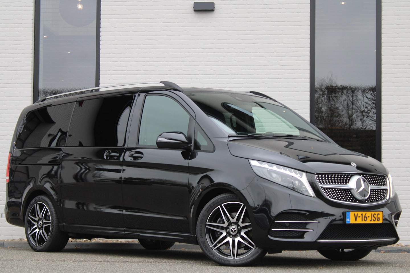 Mercedes-Benz V-klasse - 250d / Lang / AMG / DC / 2x Schuifdeur / 12.000KM!! / Camera / NIEUWSTAAT - AutoWereld.nl