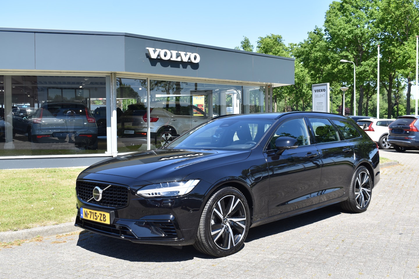 Volvo V90 - T8 AWD 390PK Plug-in Hybrid R-Design | HUD | H&K | Trekhaak | Luchtvering | 360 camera | 1 - AutoWereld.nl