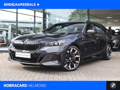 BMW 5-serie Touring - 550e xDrive M Sport Automaat / Panoramadak / Trekhaak / Adaptief onderstel professional /