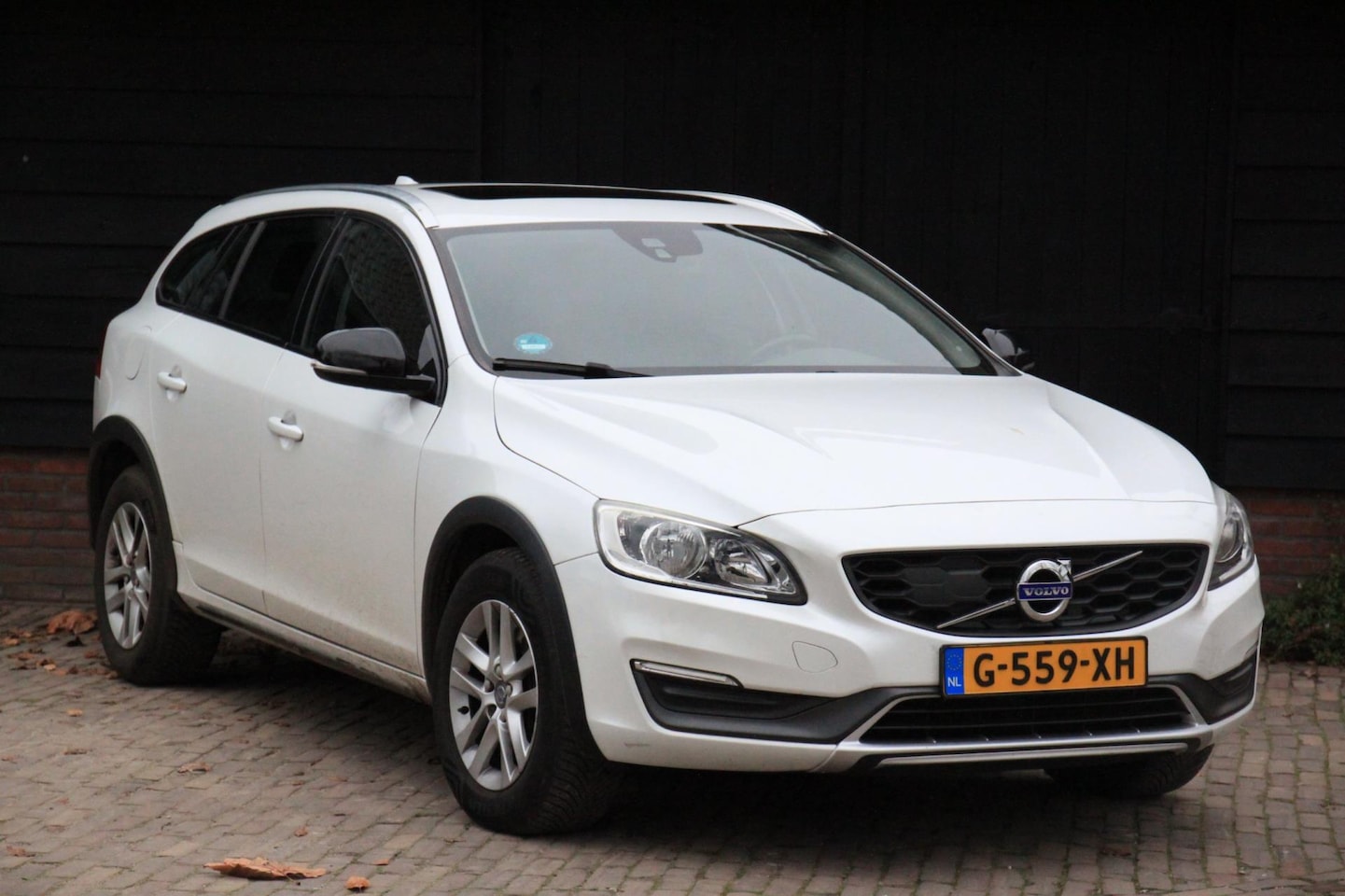 Volvo V60 Cross Country - 2.0 D3 Momentum Business Elek-Dak/Navigatie/Parkeersensor - AutoWereld.nl