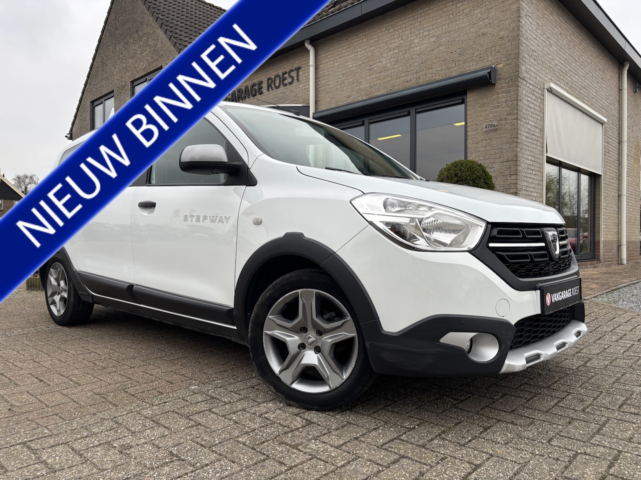 Dacia Lodgy - 1.6 SCe Stepway 7-Persoons Navigatie / Carplay / Parkeersensors - AutoWereld.nl
