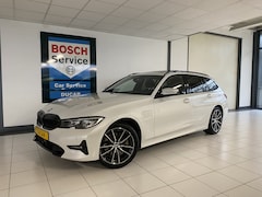 BMW 3-serie Touring - 320e Sportline Panoramadak / Led verlichting / Carplay/ Wit metallic /
