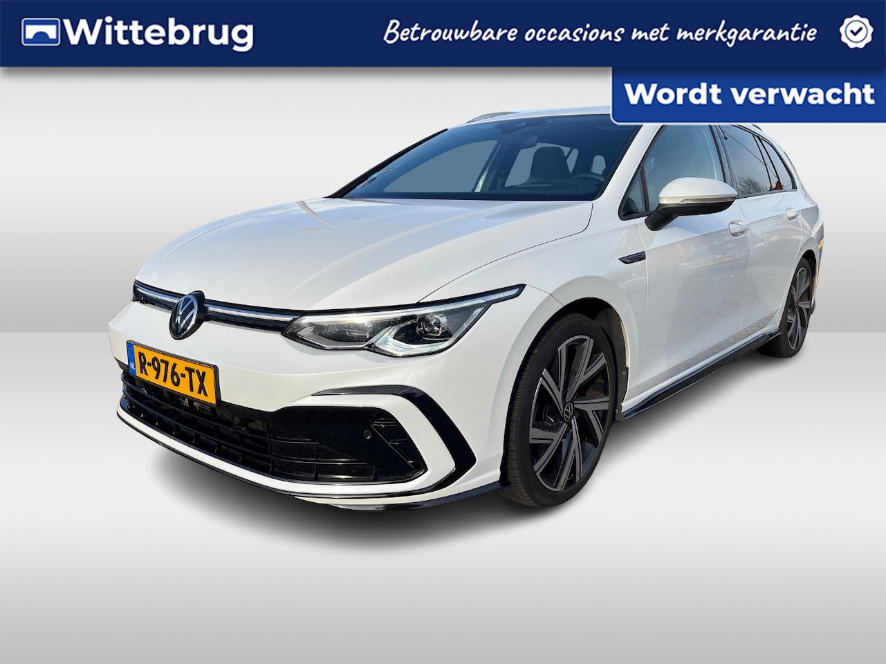 Volkswagen Golf Variant - 1.5 eTSI R-Line Business+ / Pano / Navigatie / Camera / Parkeersensoren V+A / App connect - AutoWereld.nl