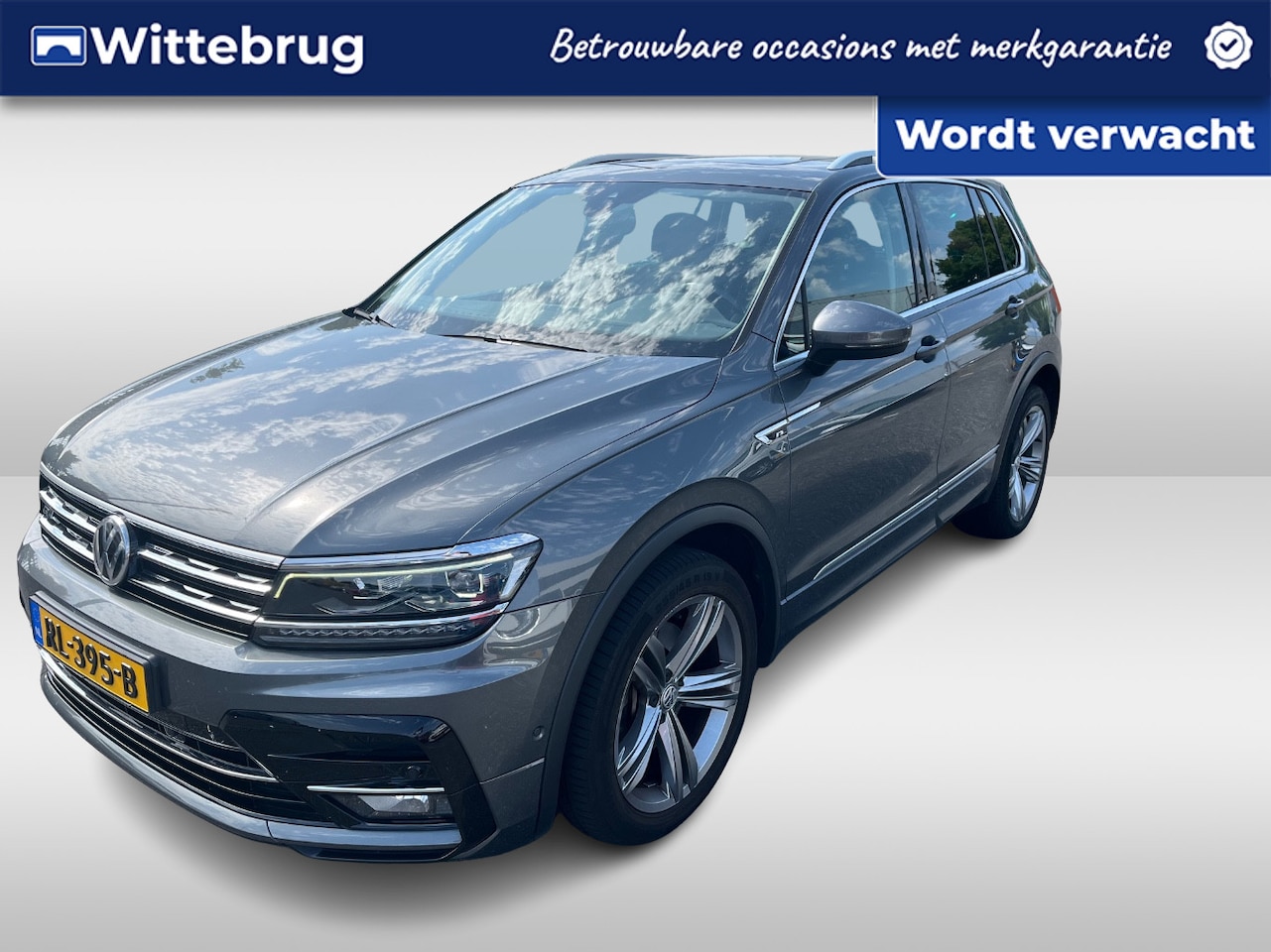 Volkswagen Tiguan - 2.0 TSI 4Motion 220pk Highline Business R / R-line Exterieur / Digitaal dashboard / Panora - AutoWereld.nl