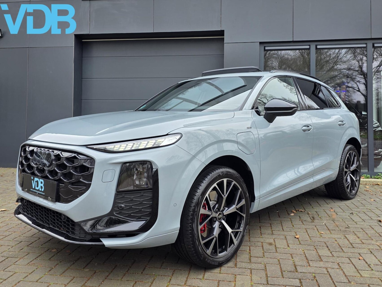 Audi Q3 - E-HYBRID 272PK S-Line PFEILGRAU PANO SONOS 360 VOL - AutoWereld.nl