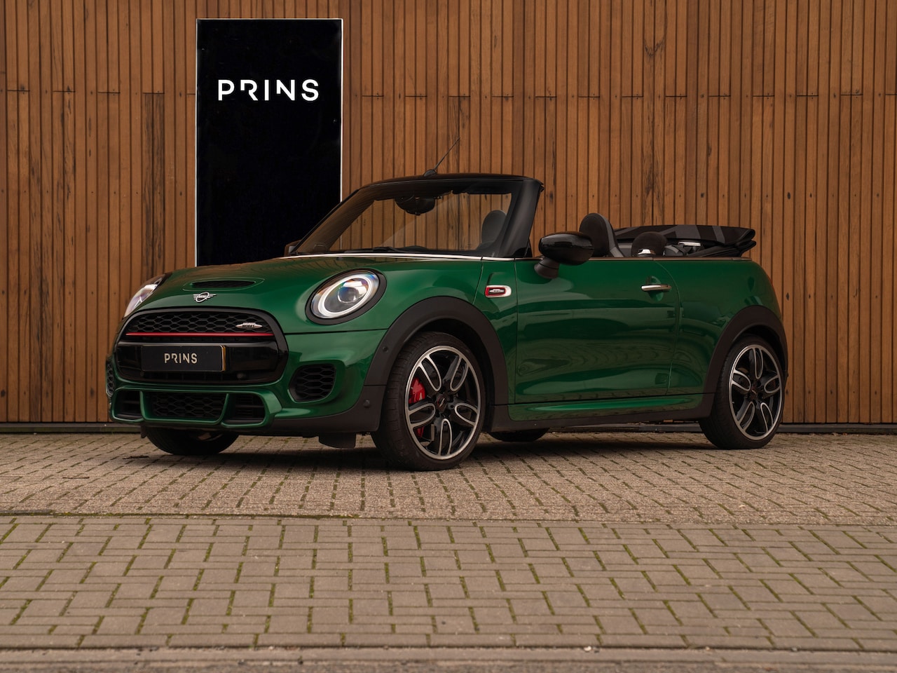 MINI Cabrio - Mini 2.0 John Cooper Works Chili | Harman/Kardon | Camera | Stoelverwarming - AutoWereld.nl