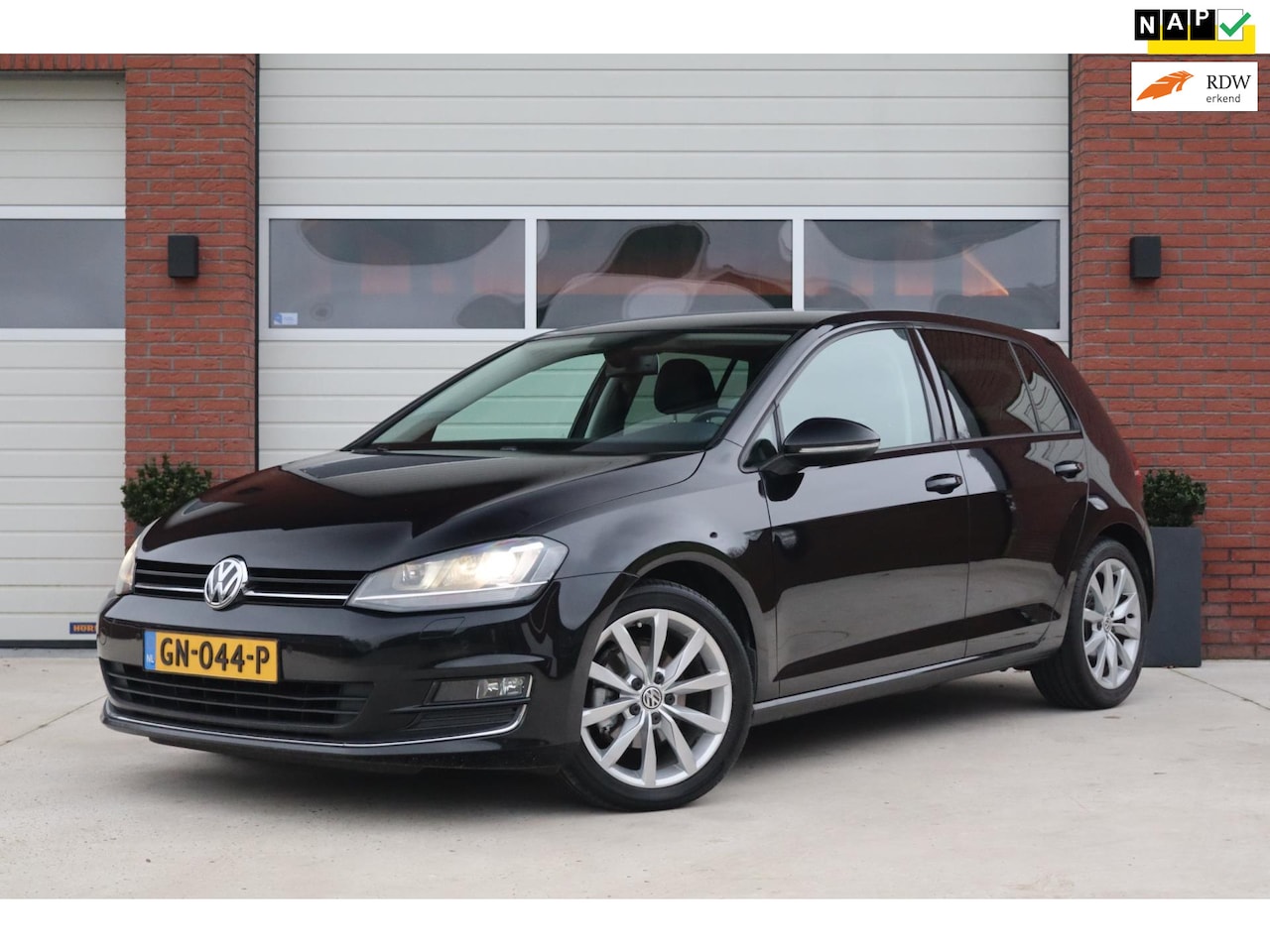 Volkswagen Golf - 1.2 TSI Highline - Bi-Xenon - Halfleder - Massagefunctie - Camera - PDC - Keyless - NL aut - AutoWereld.nl