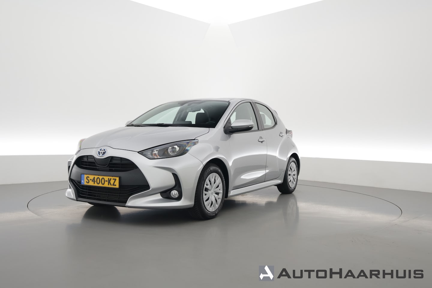 Toyota Yaris - 1.5 Hybrid Active | Adapt. Cruise | CarPlay | Stoelverw. | Camera | All-season | Navi by A - AutoWereld.nl
