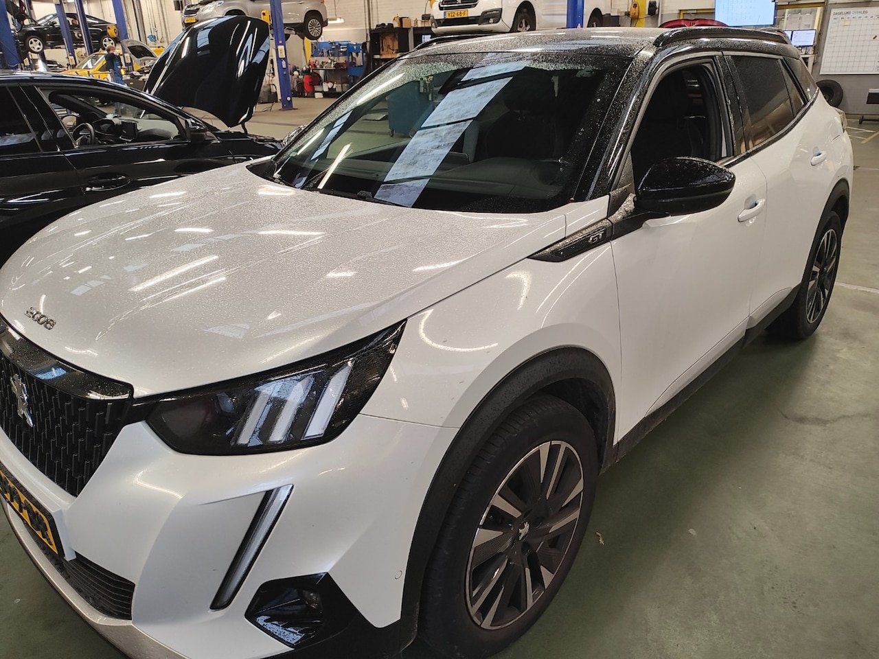 Peugeot 2008 - 1.2 PureTech GT Pack | Achterbank in delen neerklapbaar | Achteruitrijcamera | Airco (auto - AutoWereld.nl