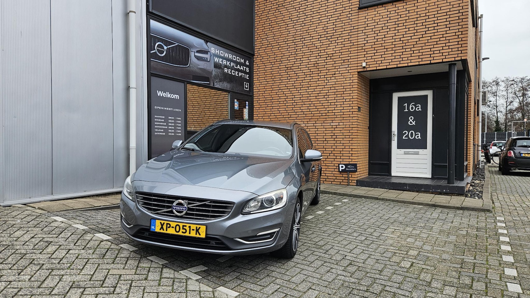 Volvo V60 - 2.0 D4 Nordic+ Volledig Dealer onderhouden! - AutoWereld.nl