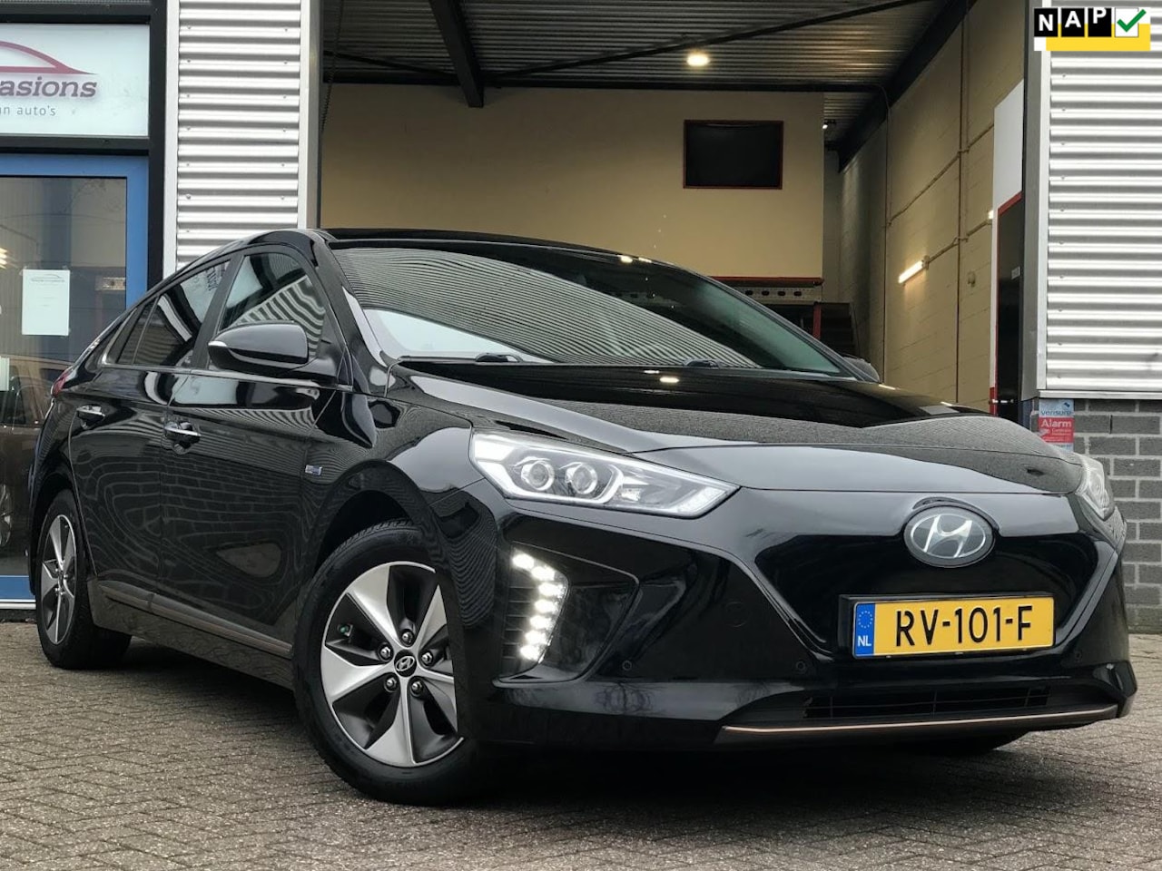 Hyundai IONIQ - Premium EV|Keyless|Carplay|Schuifdak|Stoelverw|PDC - AutoWereld.nl