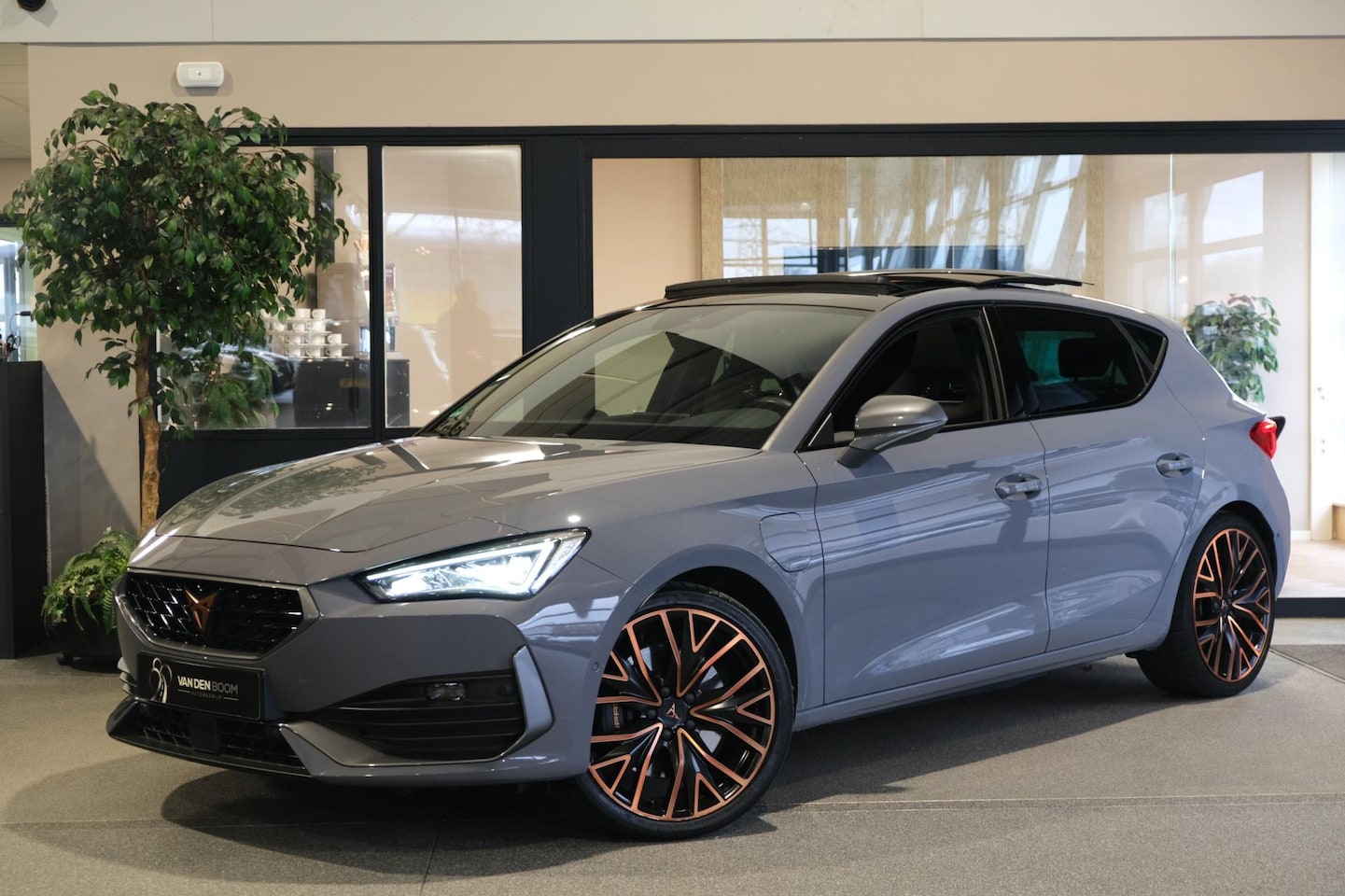 CUPRA Leon - 1.4 e-Hybrid VZ Copper 245PK Pano Led Navi Cam Stoelverwarming - AutoWereld.nl