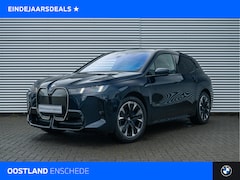 BMW iX - xDrive45 M Sport / Panoramadak Sky Lounge / Trekhaak / M Multifunctionele Stoelen / Parkin