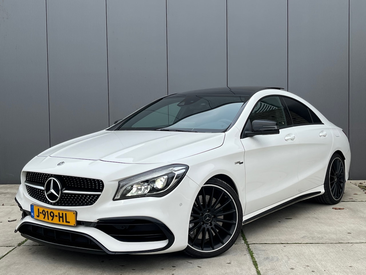 Mercedes-Benz CLA-Klasse - AMG 45 4MATIC / Performance uitlaat / Panoramadak / Dealer onderhouden - AutoWereld.nl