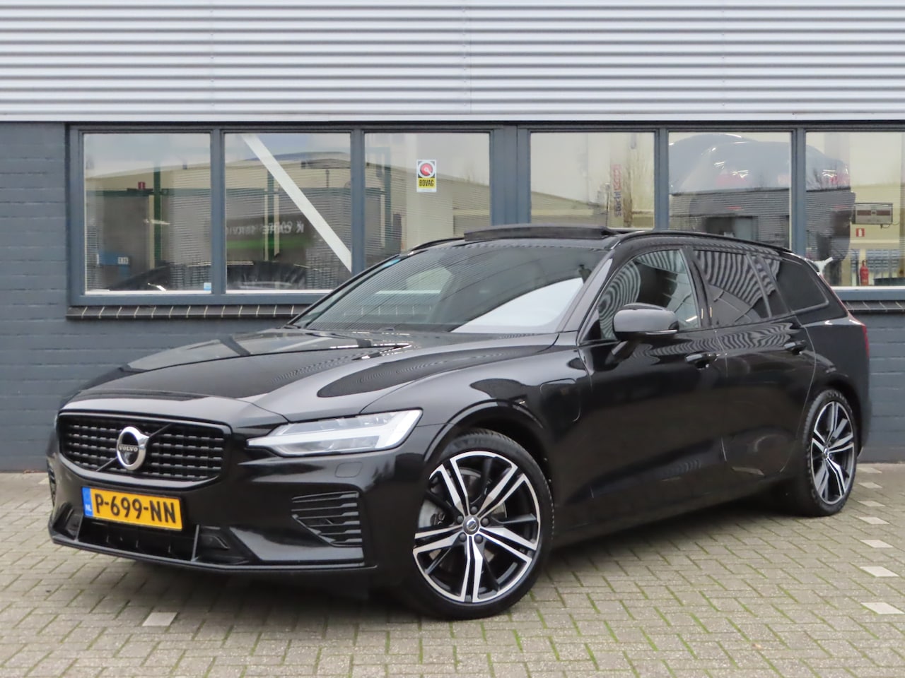 Volvo V60 - 2.0 T6 Recharge AWD R-Design 2.0 T6 Recharge AWD R-Design - AutoWereld.nl
