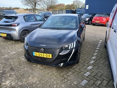 Peugeot 208 - 1.2 PureTech GT Pack | Achterbank in delen neerklapbaar | Achteruitrijcamera | Apple Carpl