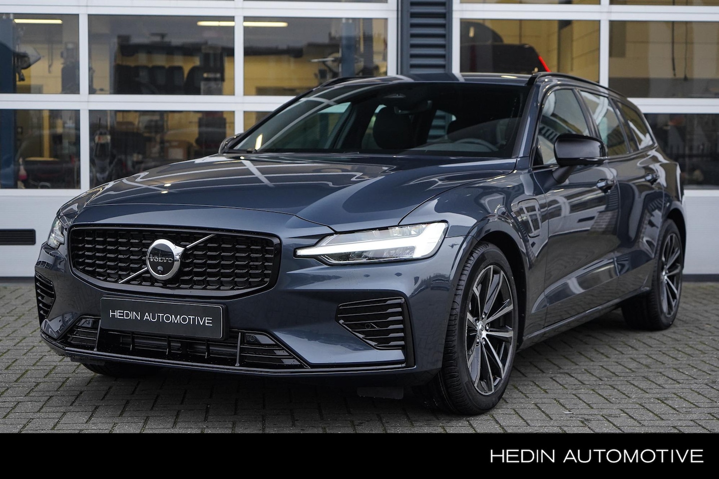 Volvo V60 - 2.0 T8 Plug-in hybrid AWD Plus Dark | 360 Camera | Sportstoelen | Keyless | Harman/Kardon - AutoWereld.nl